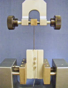 2. Piastrina con bracket SmartClip inserita nelle morse del dinamometro durante una prova di frizione.