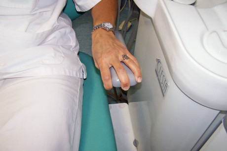 1. Le mani contratte o che stringono i braccioli testimoniano la forte tensione emotiva del paziente.