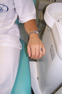 2. Le mani distese e rilassate provano il rilassamento emotivo del paziente.