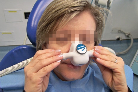 4. Il paziente sistema sul suo viso l’inalatore nasale.