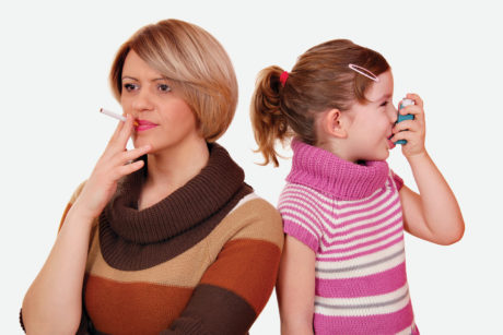 4. Esporre i bambini al fumo passivo aumenta l’incidenza di asma, riniti allergiche, bronchiti, bruxismo, disturbi respiratori del sonno, carie e dismetabolismi