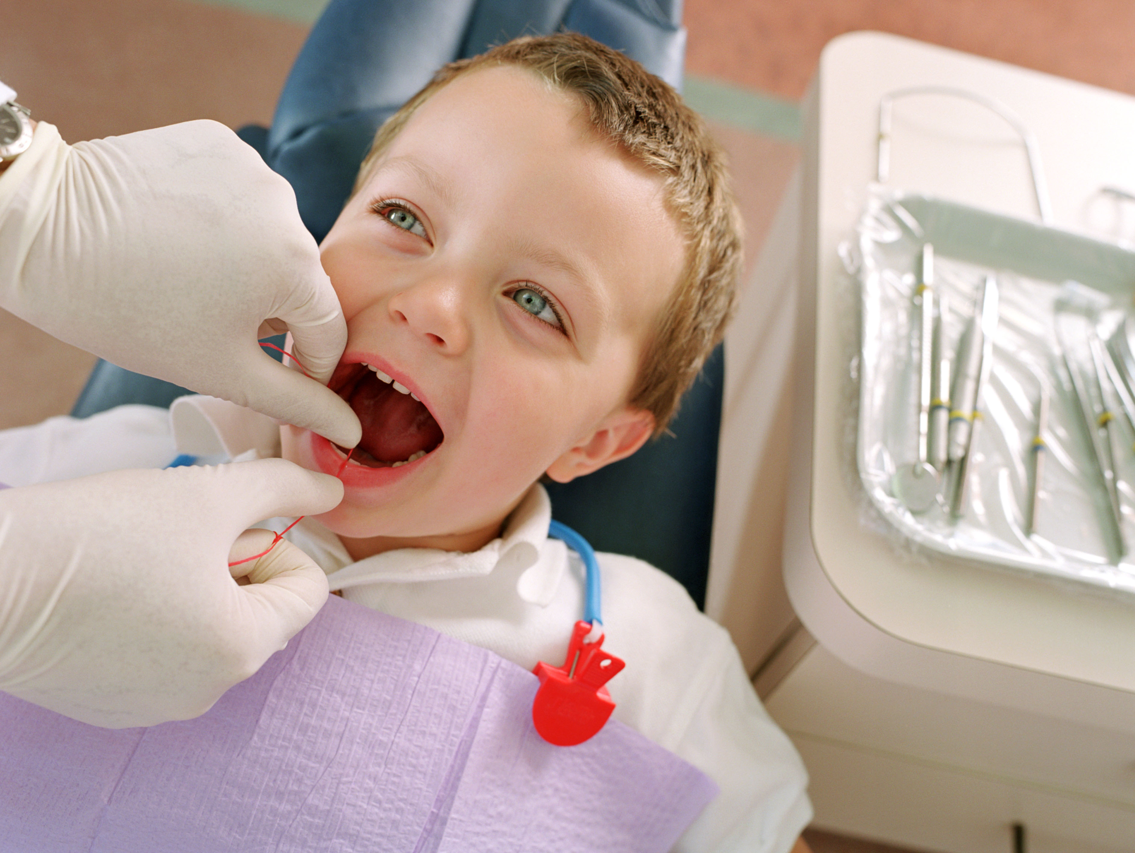 Врач лечащий кариес. Стоматология дети. Детские зубы у стоматолога.