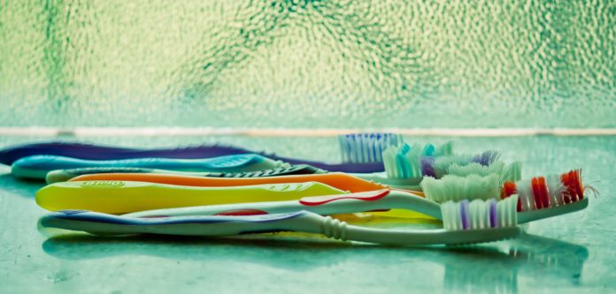 sensibilità dentinale terapia non chirurgica pazienti: Spazzolamento con spazzolino manuale placca, prevenzione della carie, alitosi,cavo orale spazzolino, igiene orale, lavare i denti