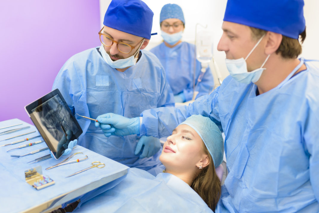 DM_il dentista moderno_corticomia_Dall'India una singolare tecnica per ottenere vantaggi ergonomici in chirurgia estrattiva